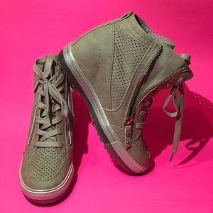 🌸NEW🌸Extra Mile Wedge Sneakers🌸